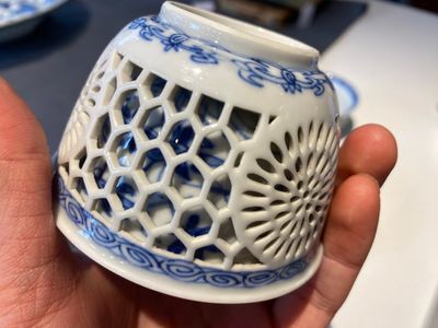 Een paar Chinese blauw-witte opengewerkte dubbelwandige koppen en schotels, Kangxi — foto 6