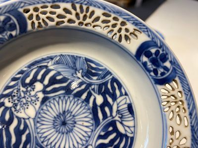 Een paar Chinese blauw-witte opengewerkte dubbelwandige koppen en schotels, Kangxi — foto 9
