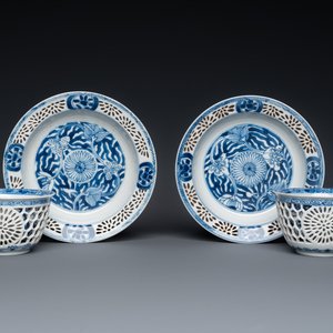 Een paar Chinese blauw-witte opengewerkte dubbelwandige koppen en schotels, Kangxi — foto 1