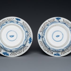 Een paar Chinese blauw-witte opengewerkte dubbelwandige koppen en schotels, Kangxi — foto 3