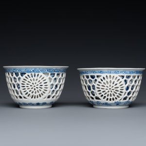 Een paar Chinese blauw-witte opengewerkte dubbelwandige koppen en schotels, Kangxi — foto 4