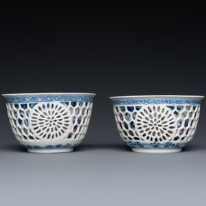 Een paar Chinese blauw-witte opengewerkte dubbelwandige koppen en schotels, Kangxi — foto 6