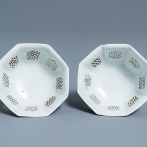 Een paar Chinese blauw-witte opengewerkte octagonale kommen, Kangxi — foto 7
