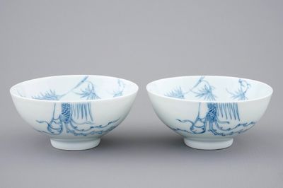 Een paar Chinese blauw-witte "phoenix over de rand" kommen, Yongzheng merk en mog. periode