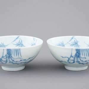Een paar Chinese blauw-witte "phoenix over de rand" kommen, Yongzheng merk en mog. periode — foto 1