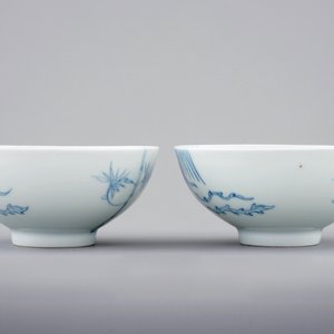 Een paar Chinese blauw-witte "phoenix over de rand" kommen, Yongzheng merk en mog. periode — foto 5
