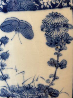 Een paar Chinese blauw-witte potten en een vaas, Kangxi merk, 19e eeuw — foto 12