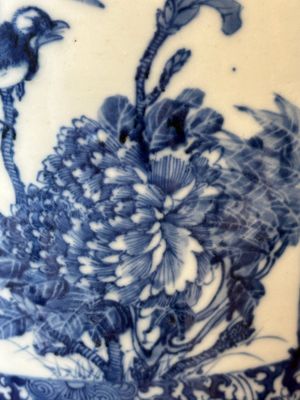 Een paar Chinese blauw-witte potten en een vaas, Kangxi merk, 19e eeuw — foto 13