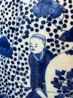 Een paar Chinese blauw-witte potten en een vaas, Kangxi merk, 19e eeuw — foto 5