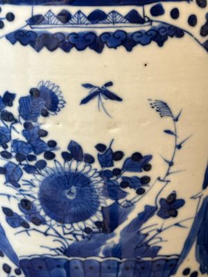 Een paar Chinese blauw-witte potten en een vaas, Kangxi merk, 19e eeuw — foto 6