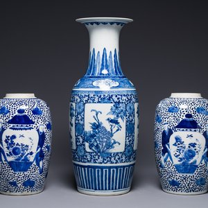 Een paar Chinese blauw-witte potten en een vaas, Kangxi merk, 19e eeuw — foto 1