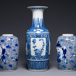 Een paar Chinese blauw-witte potten en een vaas, Kangxi merk, 19e eeuw — foto 2