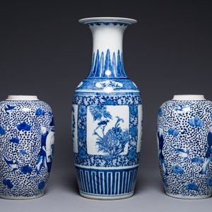 Een paar Chinese blauw-witte potten en een vaas, Kangxi merk, 19e eeuw — foto 3