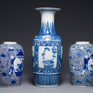 Een paar Chinese blauw-witte potten en een vaas, Kangxi merk, 19e eeuw — foto 4