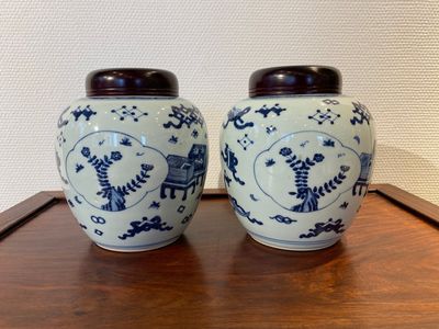 Een paar Chinese blauw-witte potten met decor van antiquiteiten, Kangxi — foto 3