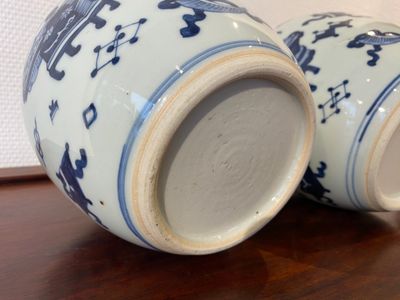Een paar Chinese blauw-witte potten met decor van antiquiteiten, Kangxi — foto 5