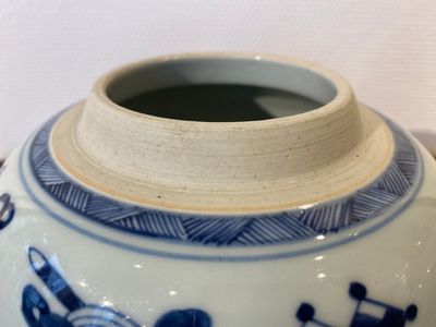 Een paar Chinese blauw-witte potten met decor van antiquiteiten, Kangxi — foto 8