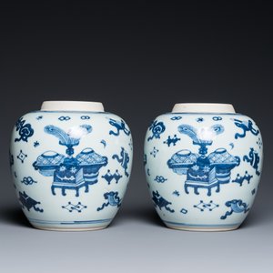 Een paar Chinese blauw-witte potten met decor van antiquiteiten, Kangxi — foto 4