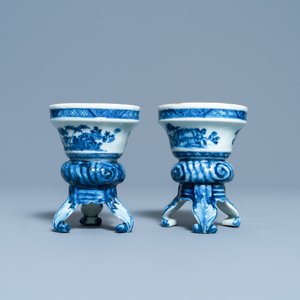 Een paar Chinese blauw-witte rococo-stijl driepotige zoutvaten, Qianlong — foto 3