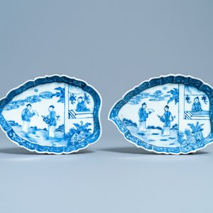 Een paar Chinese blauw-witte 'Romance of the Western Chamber' sauskommen op onderschotel, Qianlong — foto 2