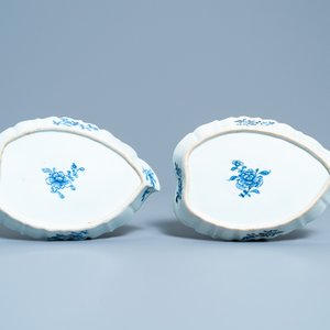 Een paar Chinese blauw-witte 'Romance of the Western Chamber' sauskommen op onderschotel, Qianlong — foto 3