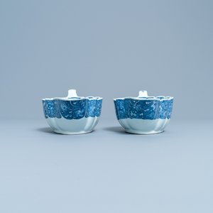 Een paar Chinese blauw-witte 'Romance of the Western Chamber' sauskommen op onderschotel, Qianlong — foto 5