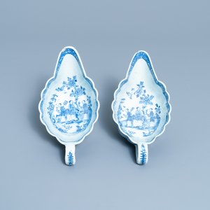 Een paar Chinese blauw-witte 'Romance of the Western Chamber' sauskommen op onderschotel, Qianlong — foto 8