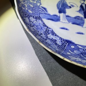 Een paar Chinese blauw-witte 'Romance of the Western Chamber' schotels, Qianlong — foto 9