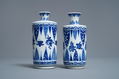 Een paar Chinese blauw-witte rouleau vazen met emblemen, Kangxi