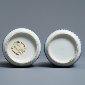 Een paar Chinese blauw-witte rouleau vazen met emblemen, Kangxi — foto 6
