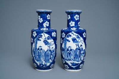 Een paar Chinese blauw-witte rouleau vazen met figuren bij een olifant, Kangxi merk, 19e eeuw