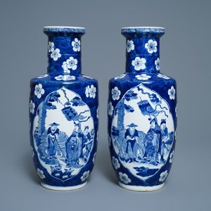 Een paar Chinese blauw-witte rouleau vazen met figuren bij een olifant, Kangxi merk, 19e eeuw — foto 1