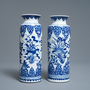 Een paar Chinese blauw-witte rouleau vazen met floraal decor, Kangxi — foto 1