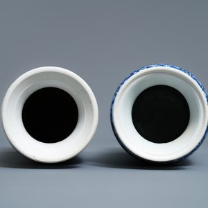 Een paar Chinese blauw-witte rouleau vazen met floraal decor, Kangxi — foto 5