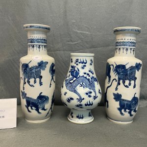 Een paar Chinese blauw-witte rouleau vazen met mythische dieren en een peervormige met een draak en een feniks, 19e eeuw — foto 14