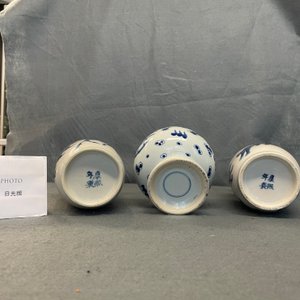 Een paar Chinese blauw-witte rouleau vazen met mythische dieren en een peervormige met een draak en een feniks, 19e eeuw — foto 17
