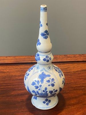 Een paar Chinese blauw-witte rozenwater sprenkelaars voor de islamitische markt, Kangxi — foto 17
