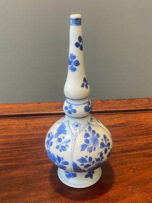 Een paar Chinese blauw-witte rozenwater sprenkelaars voor de islamitische markt, Kangxi — foto 6