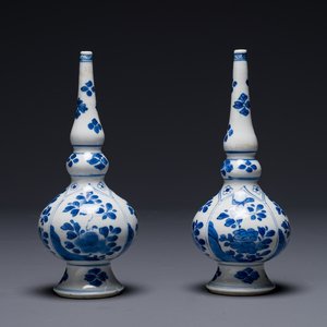Een paar Chinese blauw-witte rozenwater sprenkelaars voor de islamitische markt, Kangxi — foto 1