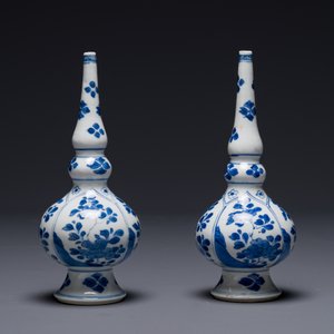 Een paar Chinese blauw-witte rozenwater sprenkelaars voor de islamitische markt, Kangxi — foto 2