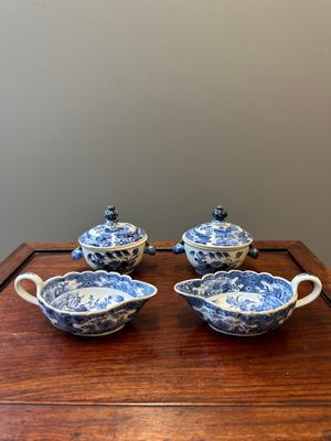 Een paar Chinese blauw-witte sauskommen en een paar terrines met deksel, Qianlong — foto 1