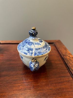 Een paar Chinese blauw-witte sauskommen en een paar terrines met deksel, Qianlong — foto 13