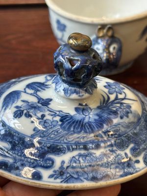 Een paar Chinese blauw-witte sauskommen en een paar terrines met deksel, Qianlong — foto 15