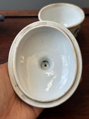 Een paar Chinese blauw-witte sauskommen en een paar terrines met deksel, Qianlong — foto 16