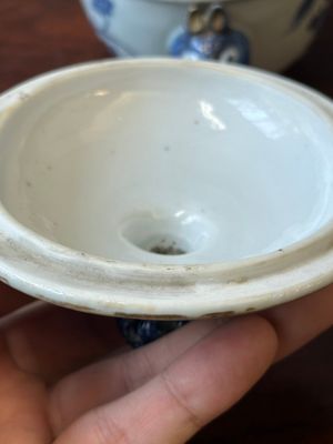 Een paar Chinese blauw-witte sauskommen en een paar terrines met deksel, Qianlong — foto 17