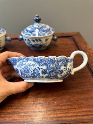 Een paar Chinese blauw-witte sauskommen en een paar terrines met deksel, Qianlong — foto 2