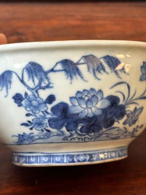 Een paar Chinese blauw-witte sauskommen en een paar terrines met deksel, Qianlong — foto 21