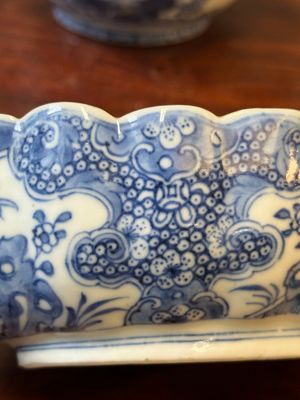 Een paar Chinese blauw-witte sauskommen en een paar terrines met deksel, Qianlong — foto 7