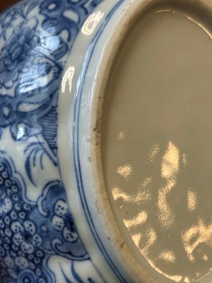 Een paar Chinese blauw-witte sauskommen en een paar terrines met deksel, Qianlong — foto 9