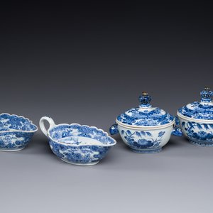 Een paar Chinese blauw-witte sauskommen en een paar terrines met deksel, Qianlong — foto 1